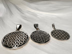 Dije Flor de la Vida plata.